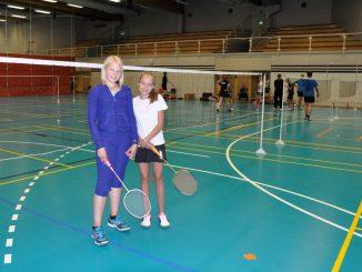 Kul hobby. 12-åringarna Ida Tuomola och Jenna Karlsson gillar badminton och tycker om det faktum att man får spela och idrotta på egna villkor.