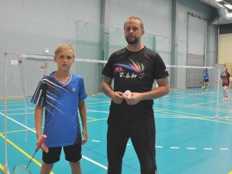Far och son. Mikko Blomqvist är tränare och Anton Blomqvist en lovande landslagsspelare för ParBa.