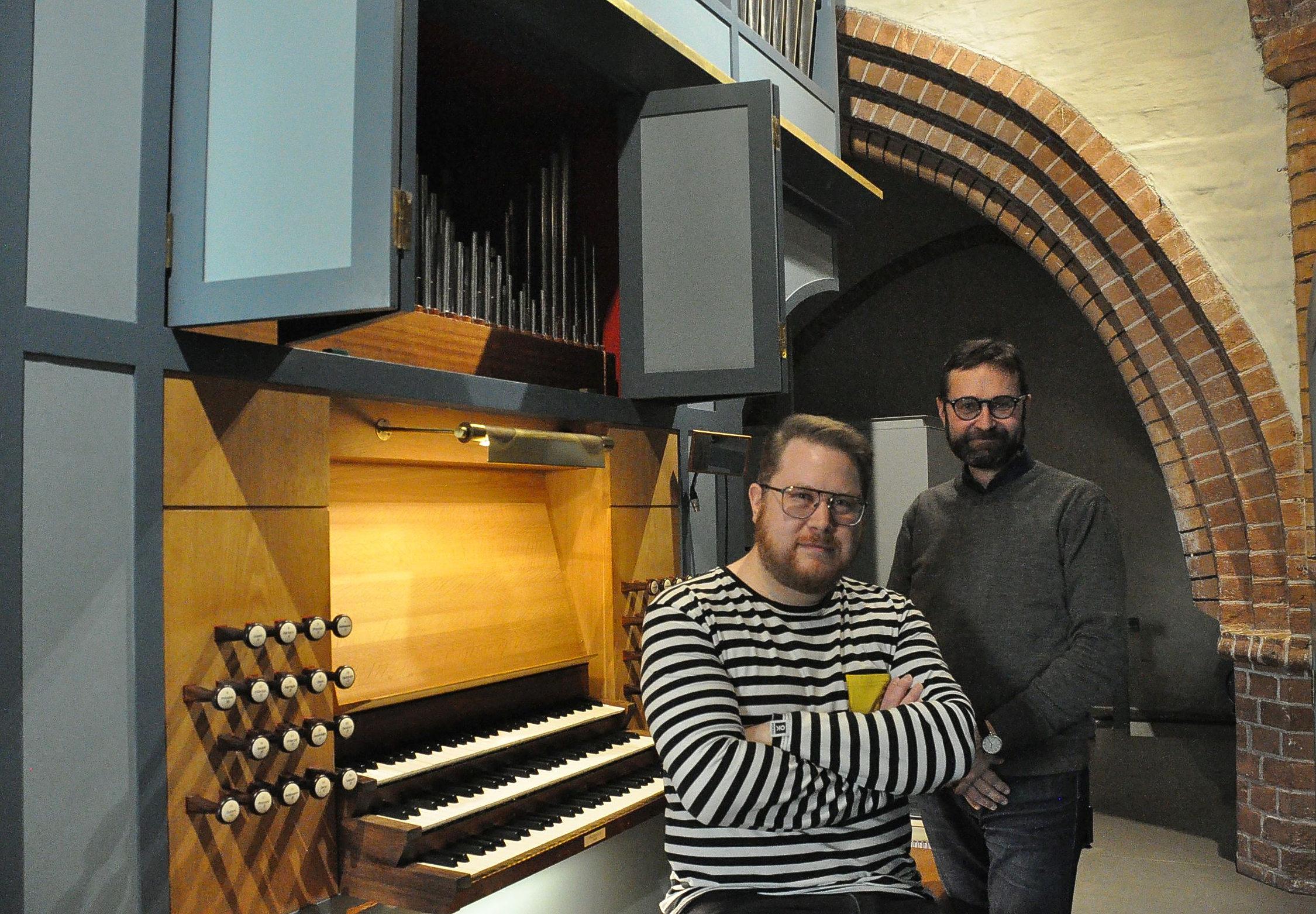 Två män och en orgel