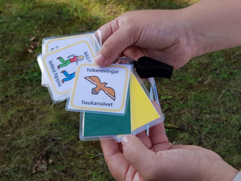 Uusi opetusmenetelmä. Folkhälsanilla on useita erilaisia kortteja osoittamassa lapsille, mitä tapahtuu. Kortit kuvaavat muun muassa eri leikkejä, sekä maa- että vesileikkejä. Kun ohjaa monta lasta samanaikaisesti, on heidän helpompaa pysyä mukana, kun heille näytetään eri kortteja.