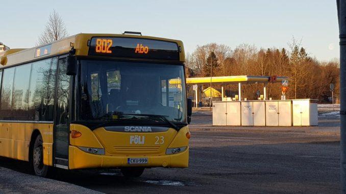 gul stadsbuss fotad i morgonljus