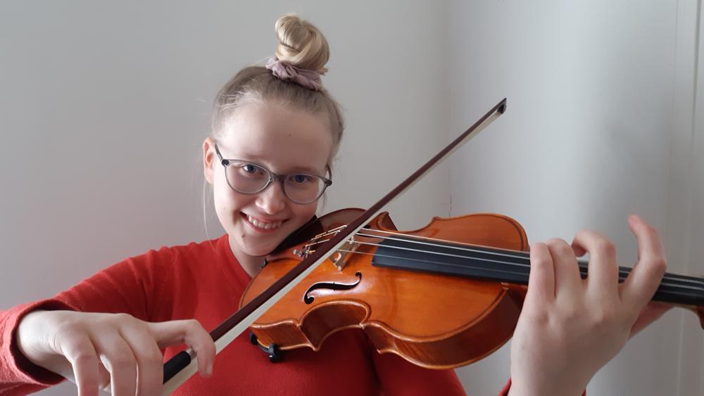 tyttö soittaa viulua