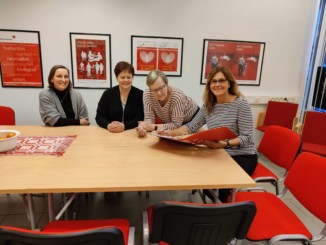 Fyra kvinnor som sitter vid ett bord.