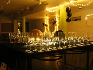 Glas på bord i festsal på kvällen.