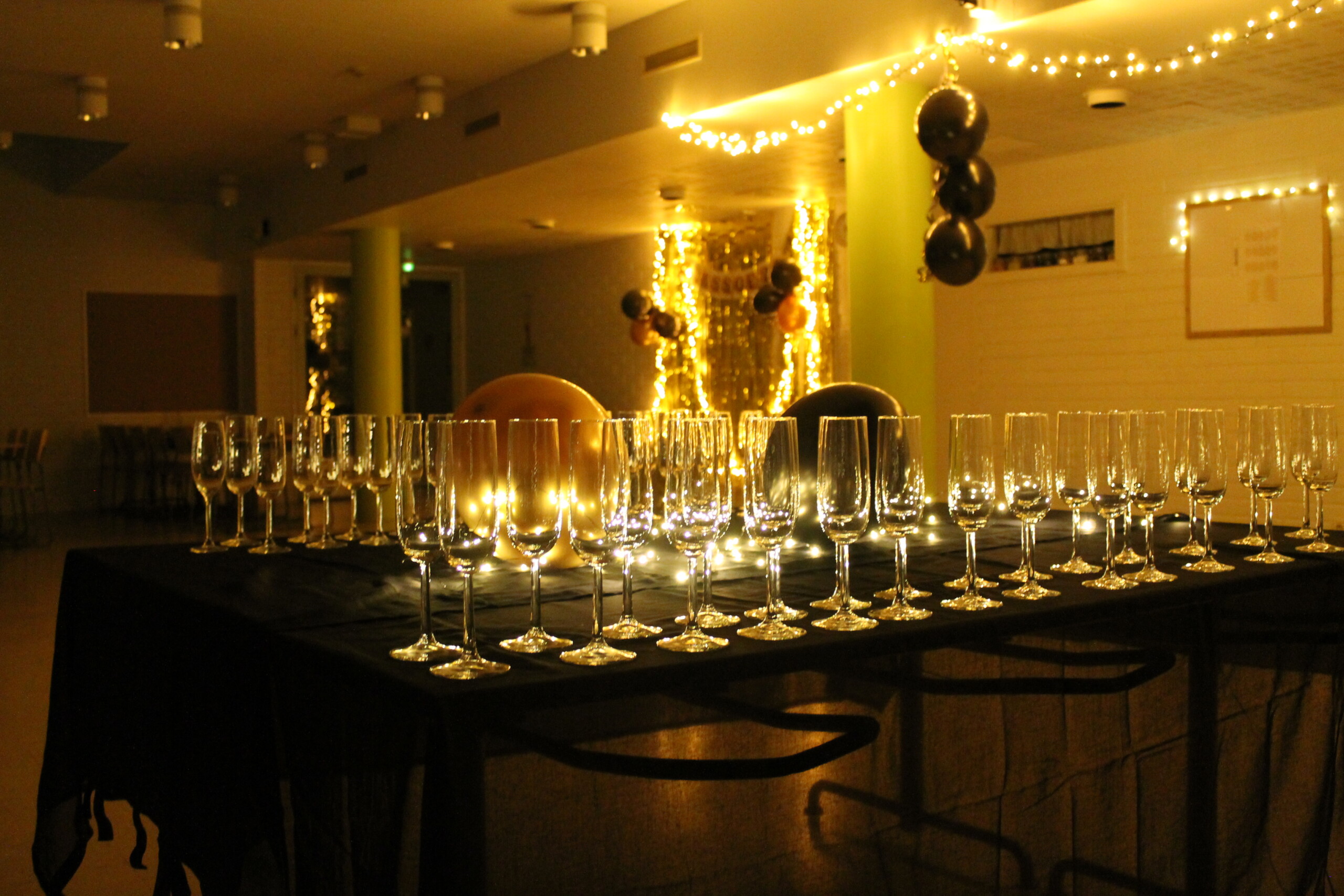 Glas på bord i festsal på kvällen.